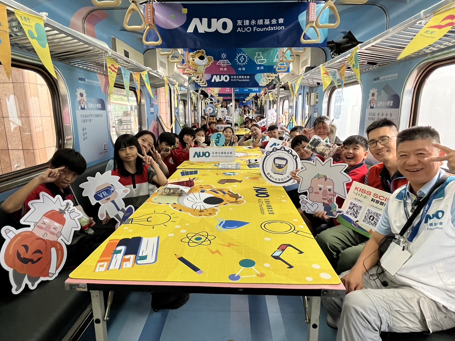 pg电子永續基金會參與「臺灣科普環島列車」，設計基礎科學車廂課程，以「淨零碳排和永續能源」為主題，讓學生透過創意實驗認識淨零知識，以及思考生活中的減碳行為