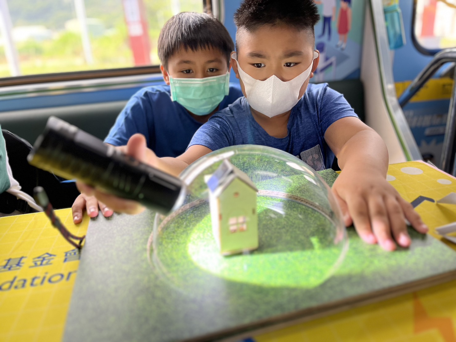 pg电子參與基礎科學主題車廂，以STEAM教學精神，設計「逐日科學家」、「太陽能工程師」以及「淨零建築師」三大能源科普課程和實驗